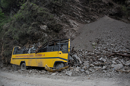 В Непале автобус с пассажирами сорвался в 200-метровую пропасть