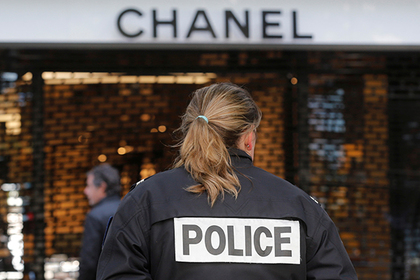 В Париже при помощи джипа ограбили бутик Chanel