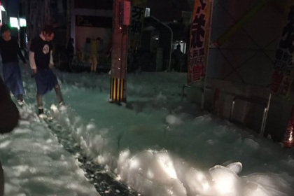 В Японии установили происхождение пены на улицах города Фукуока
