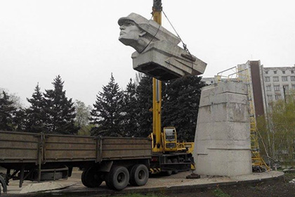 В Запорожье демонтировали памятник Тревожной молодости