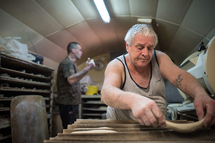 Владелец французской пекарни продал бизнес бездомному за один евро