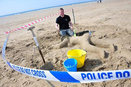 Британские полицейские сделали фигуру голой убитой женщины из песка