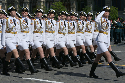 Британские СМИ обвинили Москву в попытках «оглушить врага армией миниюбок»