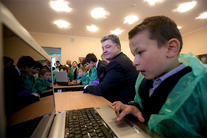 Фото Порошенко с детьми в целлофане рассмешило пользователей соцсетей