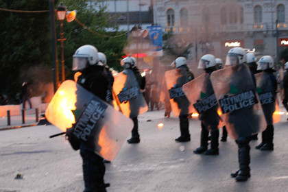 Греческие анархисты забросали полицейских камнями и коктейлями Молотова