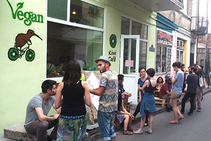 Неонацисты закидали посетителей веганского кафе в Тбилиси сосисками
