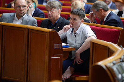 Савченко на заседании Рады разулась и залезла на кресло