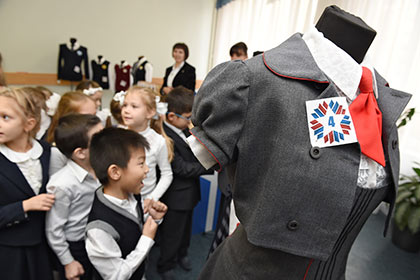 Школьную форму в России подвергнут чипированию вслед за шубами