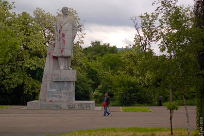Статуя Ленина и немецкий клей победили «декоммунизаторов» в Одессе