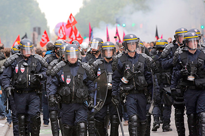 Тысячи французских полицейских выступили против ненависти к себе