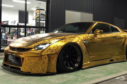 В Дубае посетителям выставки показали «золотой» Nissan GT-R за миллион долларов