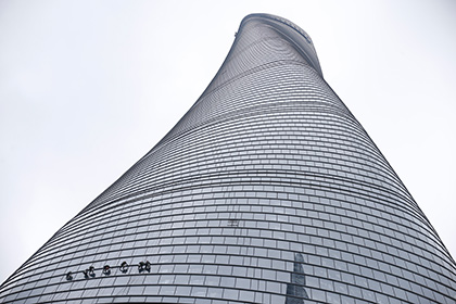В Китае упавшее с 76 этажа небоскреба стекло поранило водителя Tesla