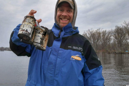 В США рыбаки поймали упаковку пива 60-летней давности