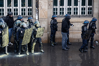 Жандармы пострадали при попытке выселить нелегалов из парижского лицея