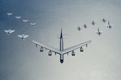 Американские бомбардировщики B-52 отработали постановку мин вблизи границ России
