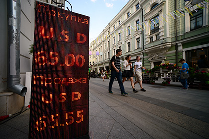 Банк России поднял доллар выше 66 рублей