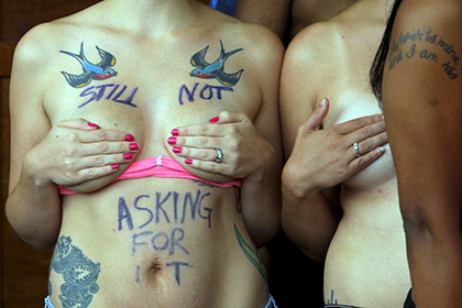 Больше 100 британок обнажили груди в поддержку движения Free The Nipple