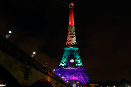 Цвет подсветки Эйфелевой башни изменили в память о жертвах в Орландо