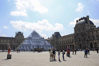 Дирекция Лувра приняла решение о закрытии музея и эвакуации экспонатов