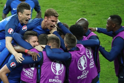 Франция вырвала победу над Румынией в стартовом матче домашнего Евро