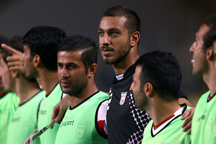 Футболиста сборной Ирана дисквалифицировали на полгода за желтые штаны