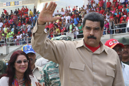 Мадуро пообещал взяться за оружие для защиты суверенитета