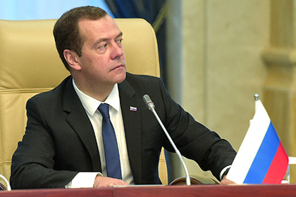 Медведев пообещал помочь российским пенсионерам