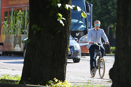 Мэр Риги пересел с джипа на велосипед