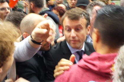 Министра экономики Франции закидали яйцами из-за трудовой реформы