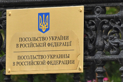 Неизвестные забросали яйцами посольство Украины в Москве