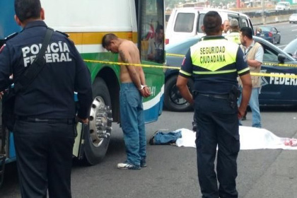 Пассажиры автобуса в Мексике до смерти забили грабителя