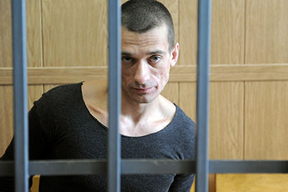 Павленского оштрафовали за поджог двери здания ФСБ