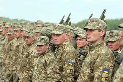 Порошенко разрешил иностранцам служить в украинской армии по контракту