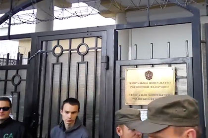 «Правый сектор» заблокировал консульство России в Одессе
