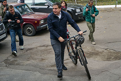 Саакашвили решил два дня кататься на детском велосипеде