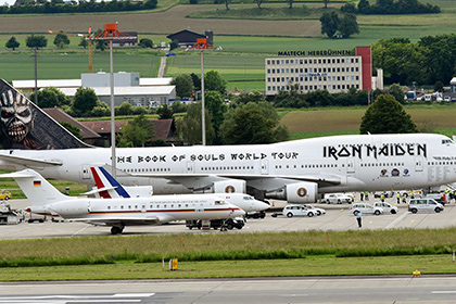 Самолеты Меркель и Олланда на фоне лайнера Iron Maiden стали поводом для шуток
