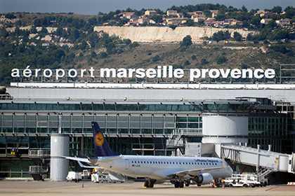 Семерых прилетевших в Марсель российских болельщиков отправили назад