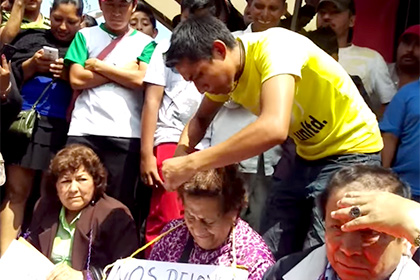 Учителей-штрейкбрехеров с позором провели по улицам мексиканского города
