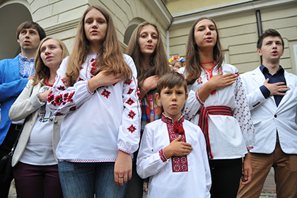 Украинцам разрешили слушать национальный гимн сидя и лежа