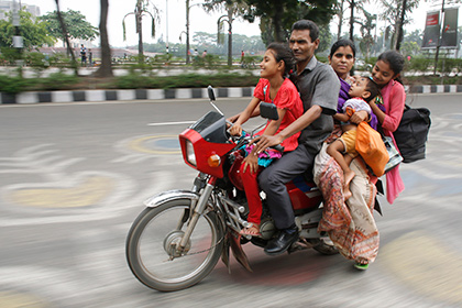 В Бангладеш из-за исламистов запретили езду на мотоцикле втроем