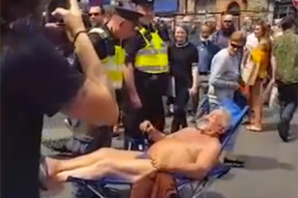 В центре Лондона задержали полуобнаженного загорающего мужчину