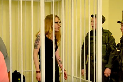 В Киеве спецназ за волосы вытащил из клетки в суде неонацистку «Леди Геноцид»