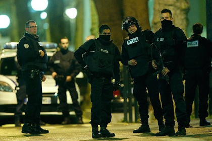 Захвативший в заложники семью полицейского под Парижем ликвидирован