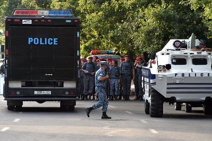 Два участника захвата здания полиции в Ереване взяты под стражу