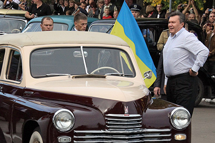 В Киеве арестовали коллекцию ретро-автомобилей Януковича