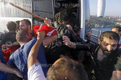 В Стамбуле освободили большинство задержанных по делу путча военных