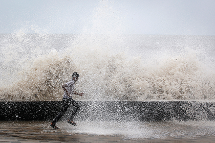 Индийских подростков унесло в море во время попытки сделать селфи