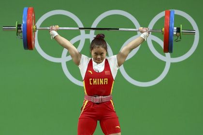 Китайская тяжелоатлетка выиграла золото Олимпиды с мировым рекордом
