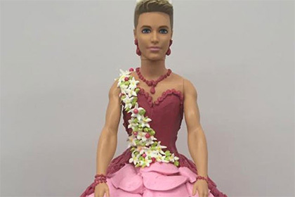 Кондитера раскритиковали за торт в виде розового Кена-трансгендера