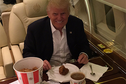 Поедающий курицу из KFC столовыми приборами Трамп рассмешил соцсети